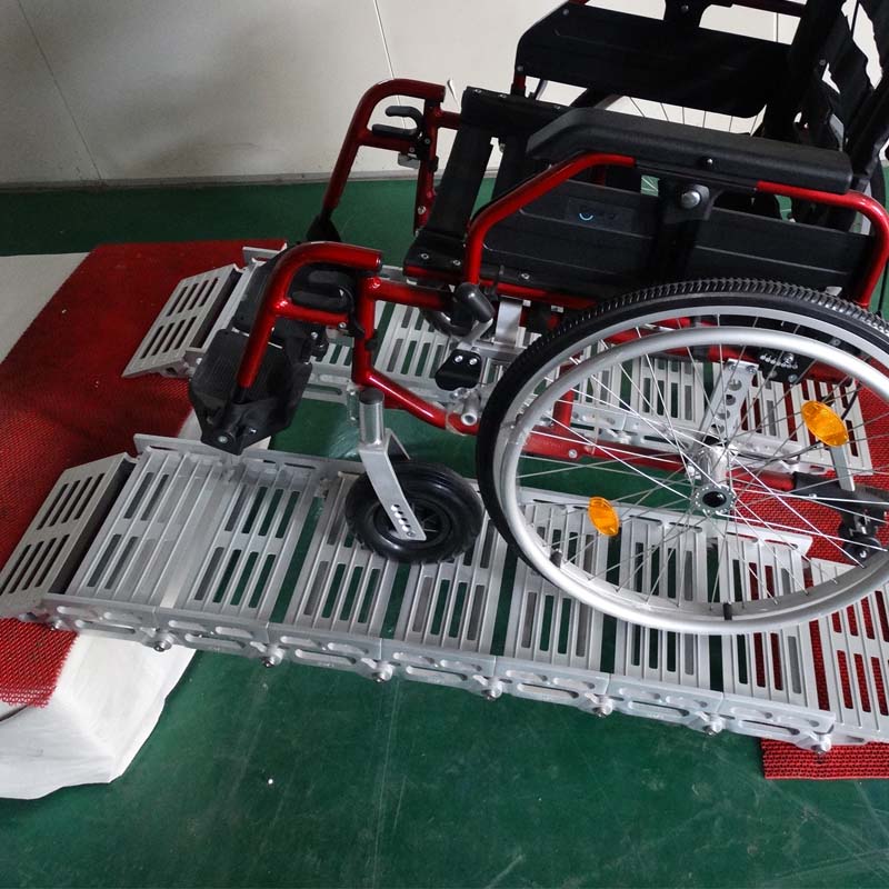 Мобильный портативный жилой пандус для инвалидных колясок по лестнице
